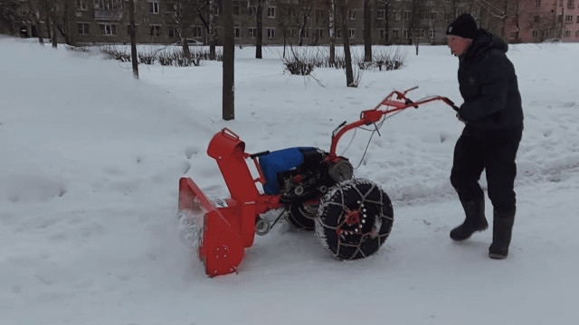 Уборка снега с помощью снегоуборщика и мотоблока Агат