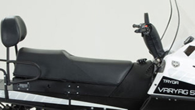 Модель оснащена двухуровневым сиденьем со съёмной спинкой с рукоятками для пассажира