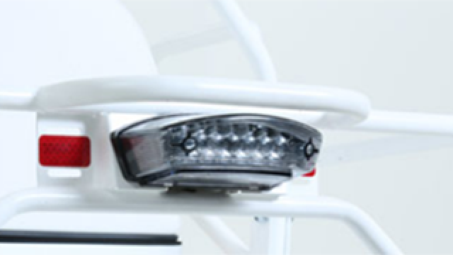 Задний светодиодный фонарь обладает высокой яркостью, устойчивостью к вибрациям и значительным сроком службы